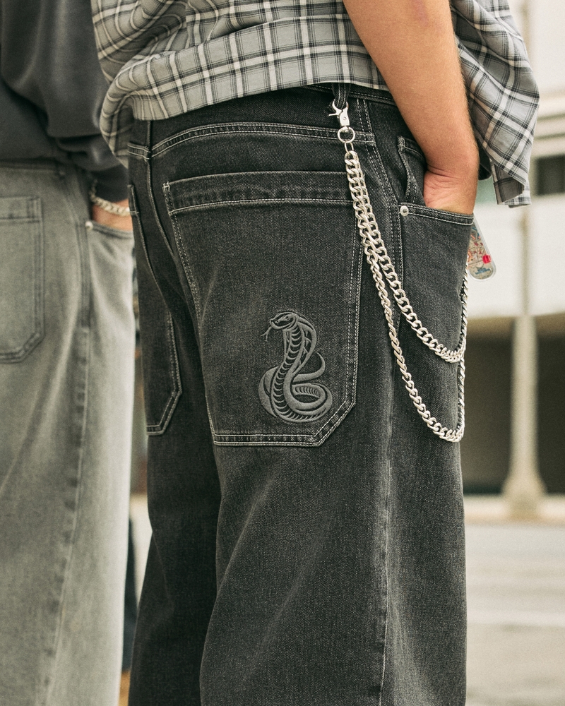 mittelblaue locker sitzende jeans mit hollywood-muster und eislauf-effekt