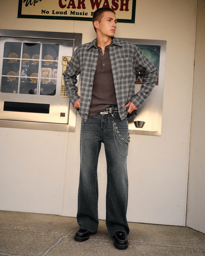 schwarze gewaschene bootcut-jeans mit aufgesetzten taschen