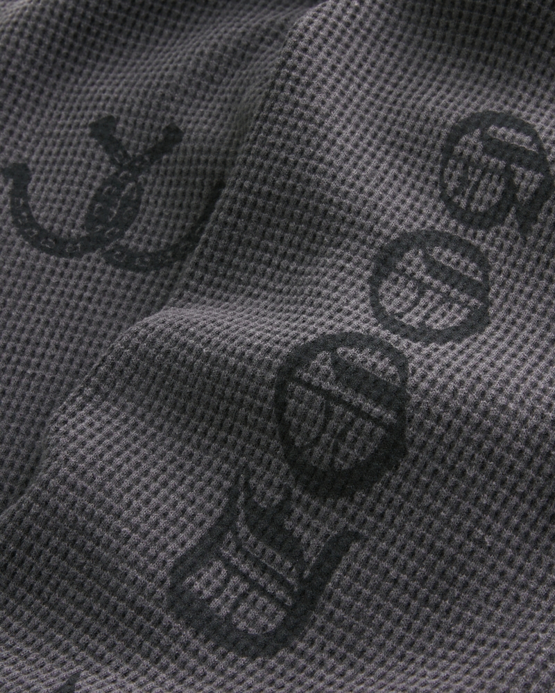 warmes shirt mit rundhalsausschnitt und glücksmuster