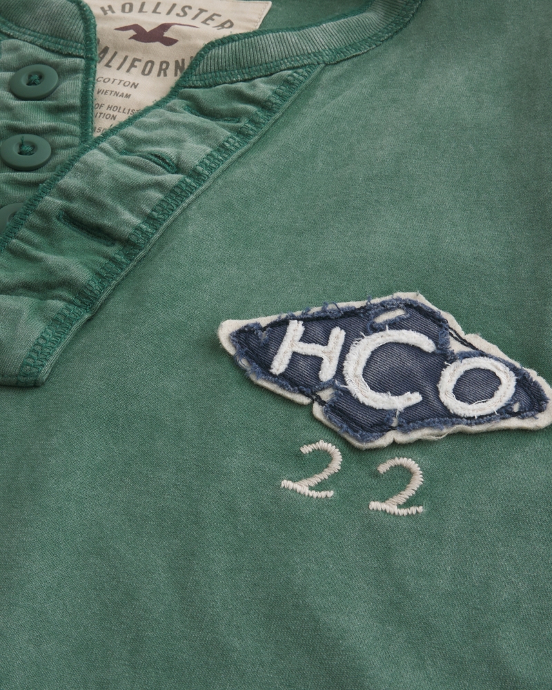 limitierte holiday-edition henley-kragen-top mit charakteristischem print