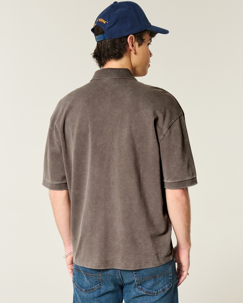 poloshirt mit quadratischem schnitt und kurzer waschung