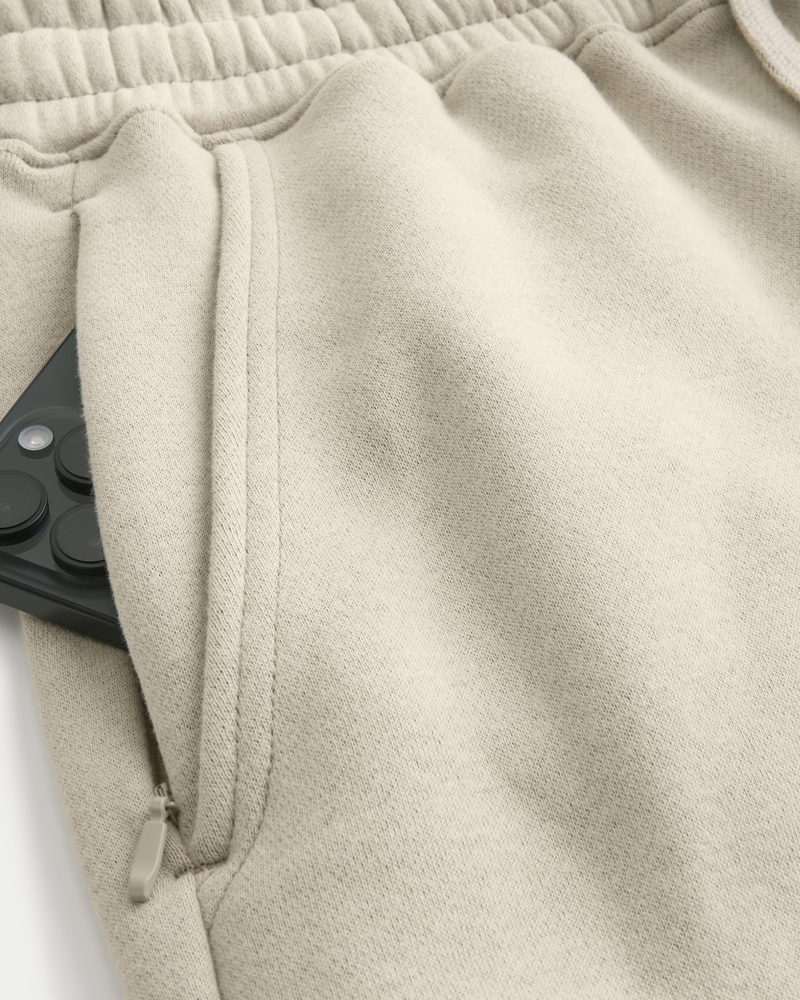locker sitzende jogginghose mit anliegendem saum